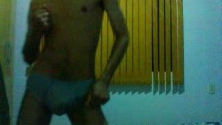 Ele é um cara bem sensual da kama ou dançando?